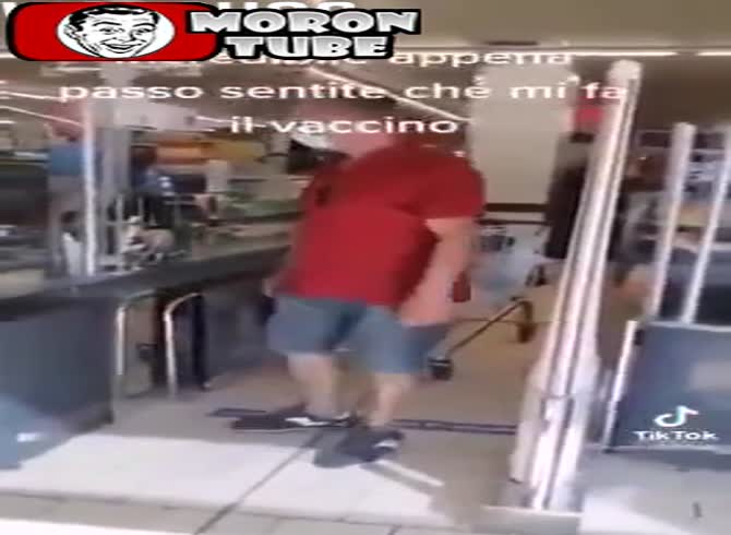 Video :After receiving his vaccination, he rings the store gate